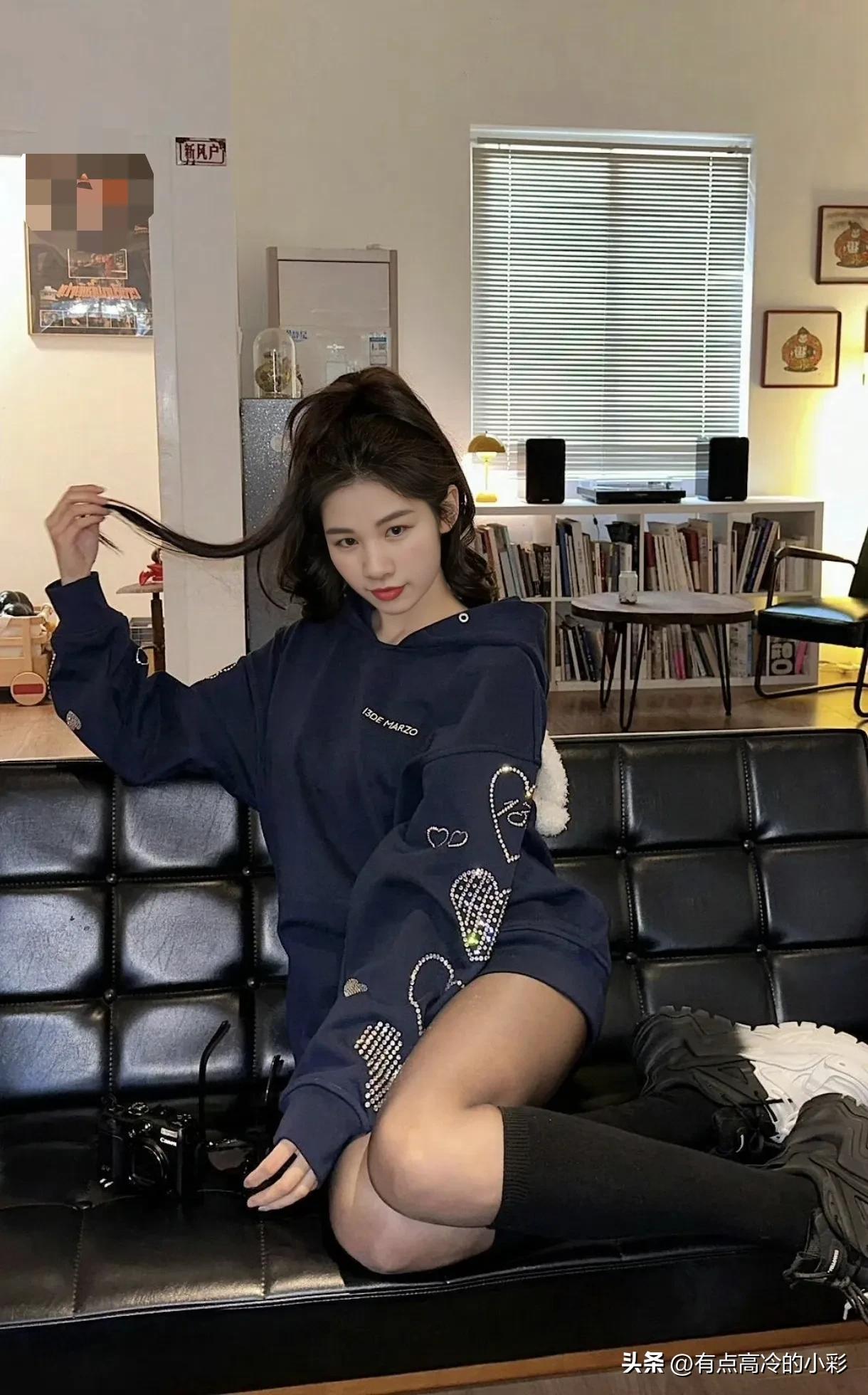 冬日的午后，阳光透过百叶窗洒在深蓝色的卫衣上，折射出细碎的光芒。这一刻，时间仿佛