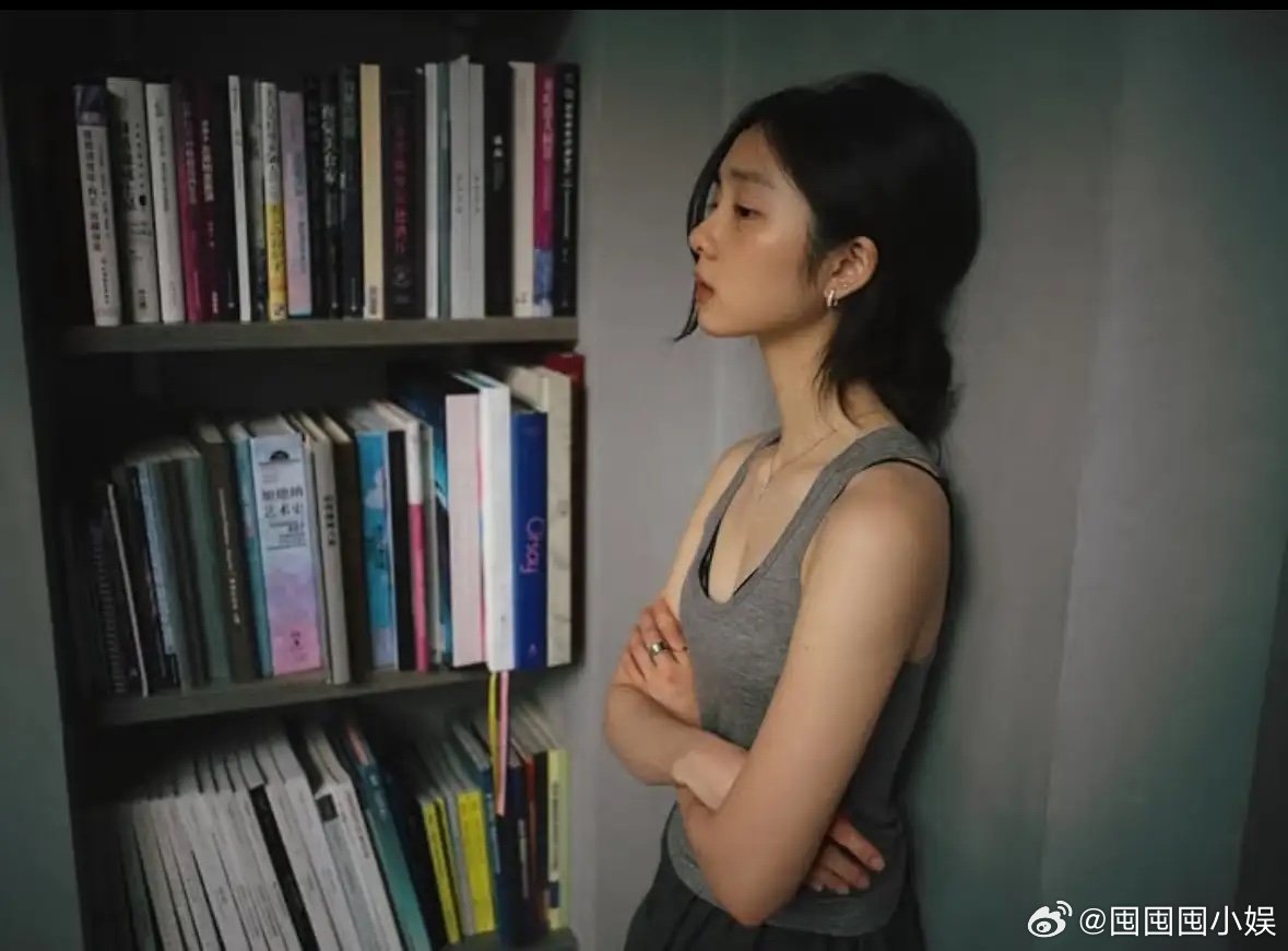 黄多多晒近照黄多多侧脸照黄多多晒近照，多多是真的越长越开了，小时候是可爱，现在是