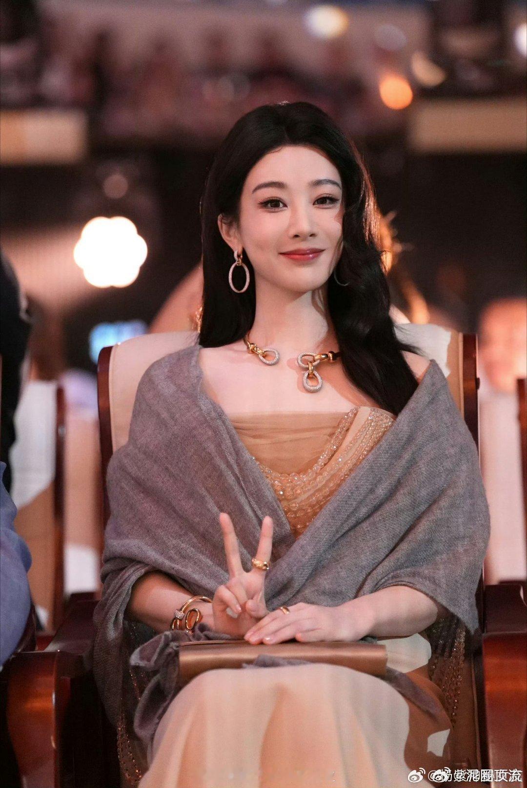曝白玉兰视后票数很接近哇喔，不知道这个词条啥意思，只知道杨紫很优秀[送花花] ​