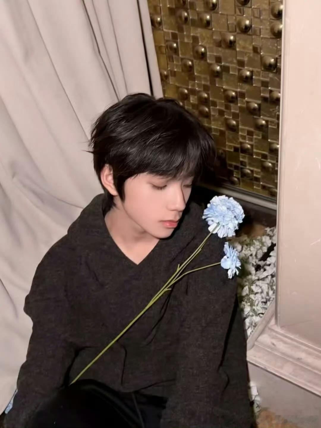 王橹杰手持花束王橹杰 这种神颜就要多发live图哇期待和王橹杰在新音见面！王橹杰