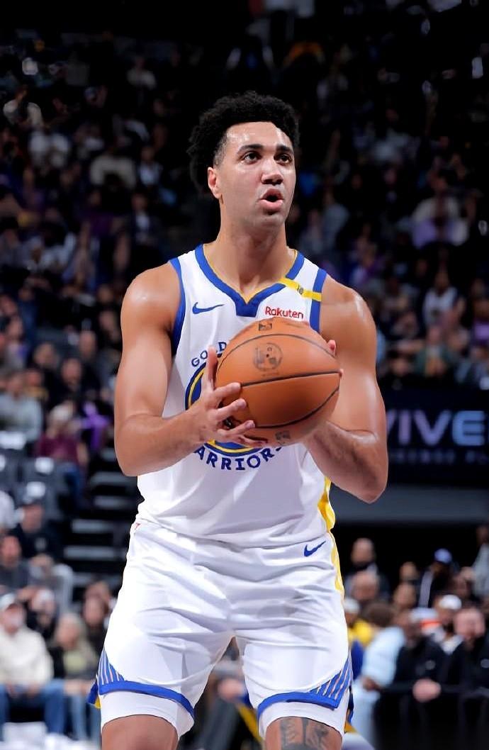 手机一亮，我人直接傻了。
库明加走了，打包换来了波神。
我翻来覆去看了三遍，以为