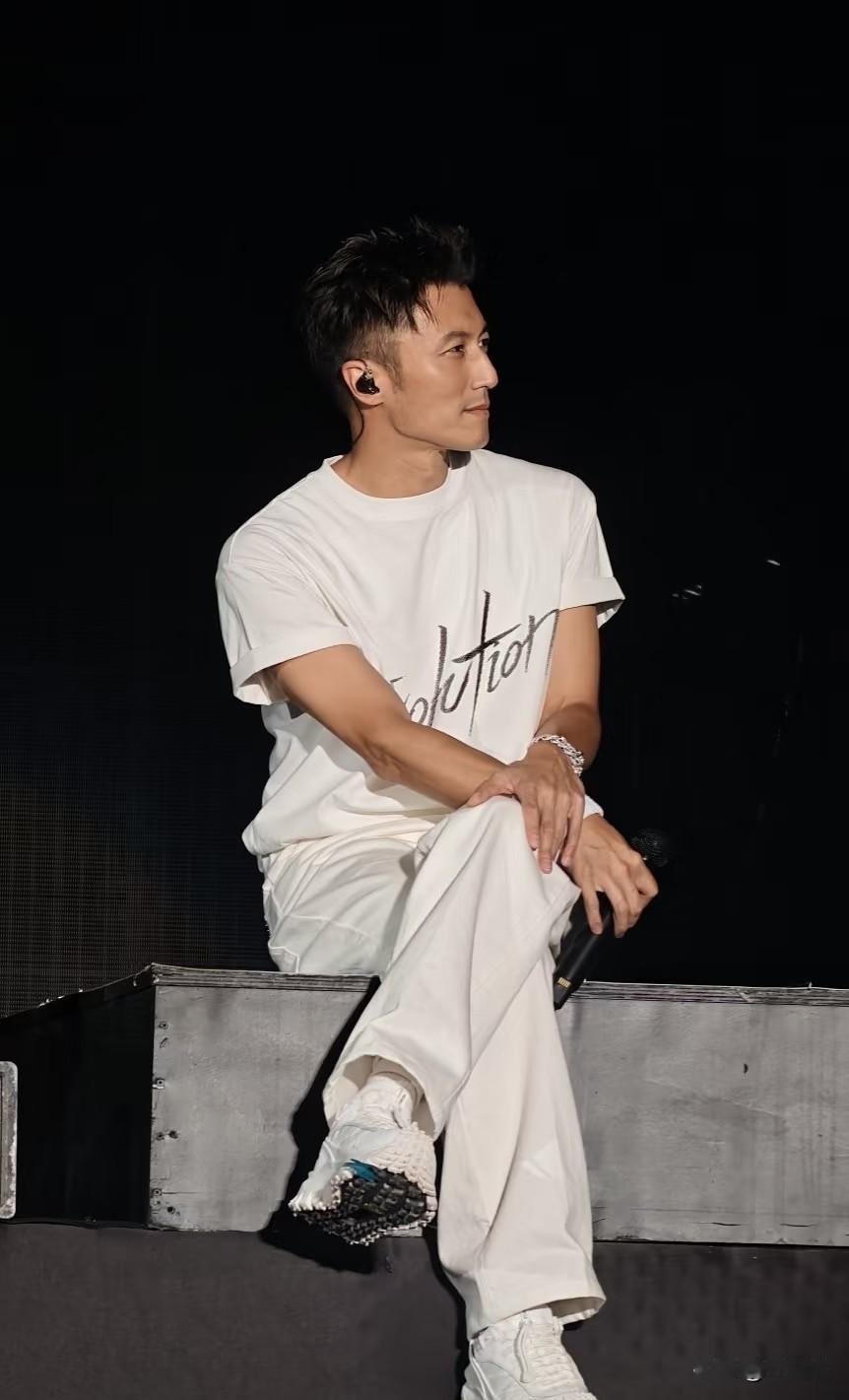 女人这年纪还能为风花雪月感动，说明这个男人对她很好，她过得很女人。两个人是 过成