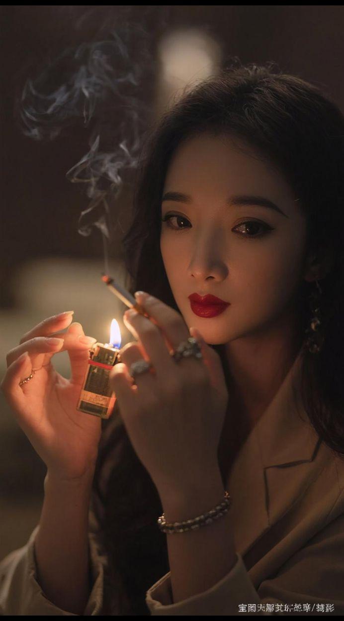 “镜子照人，但照不了心，              任何关系，值得就好”