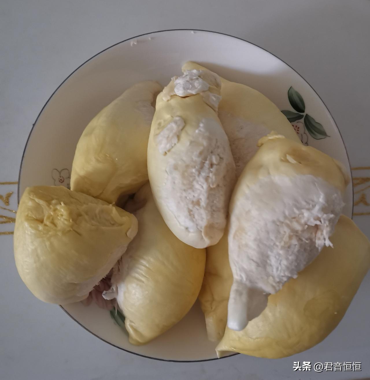老婆念叨榴莲已经许久，家里差不多大半年没吃过了。平日里都是老婆负责买菜，七月份她
