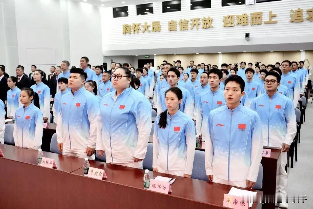 这套李宁设计的运动员服装，真的很好看。上浅蓝，下纯白，逐渐过渡，层次分明，令人赏