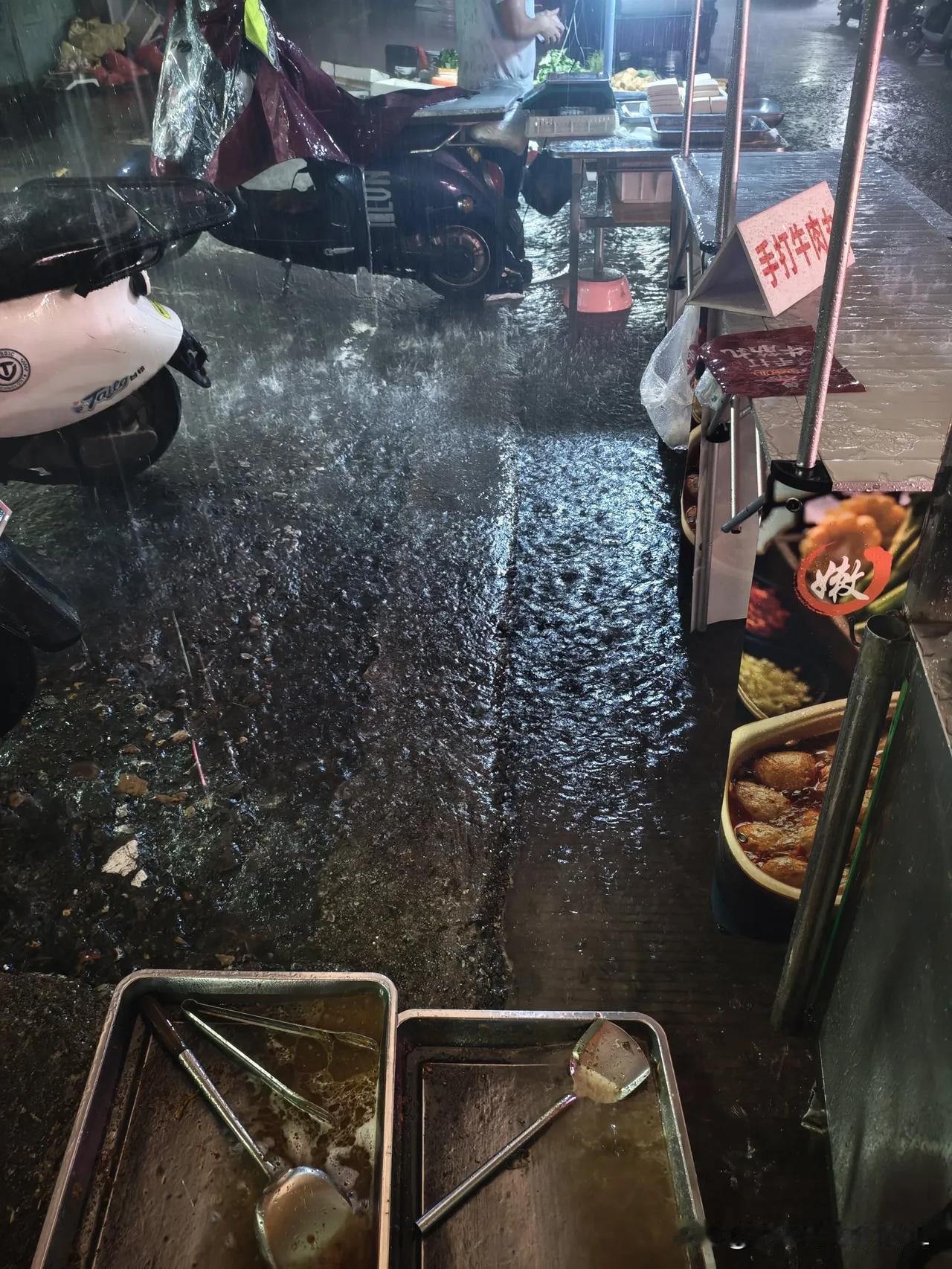 雨好大！
狼狈收摊！
又是白忙活一天