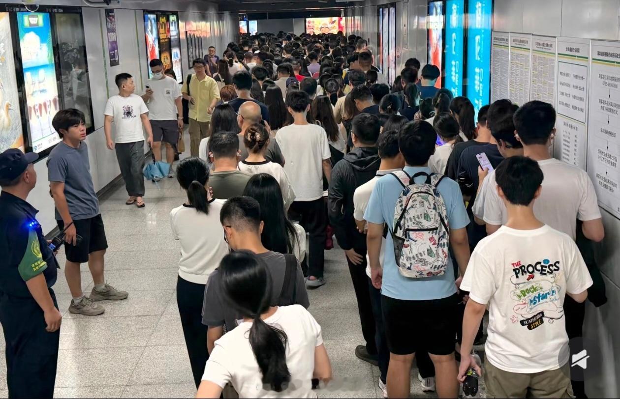 深圳地铁 安检知道为啥这么挤了，之前带小包或者手提袋，安检人员手持扫描一下就能放