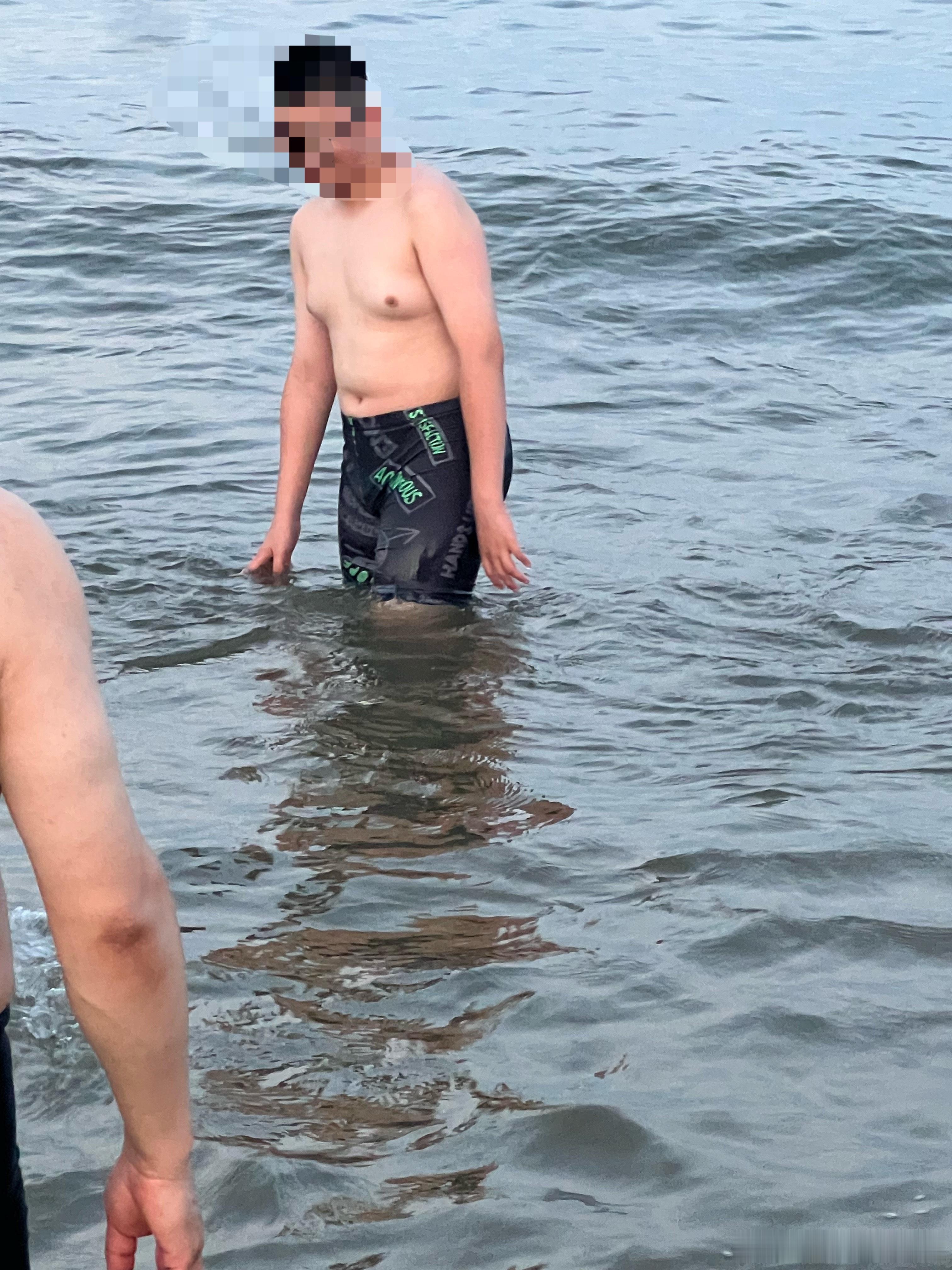 看到这个男孩我很惊讶激素对现代人的毒害如此显著了我单纯的相信这是过多激素的摄入所