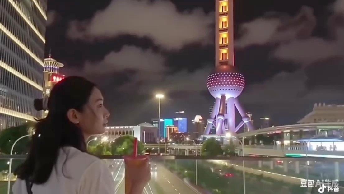据说在上海东方明珠下面喝蜜雪会这样 ​​​