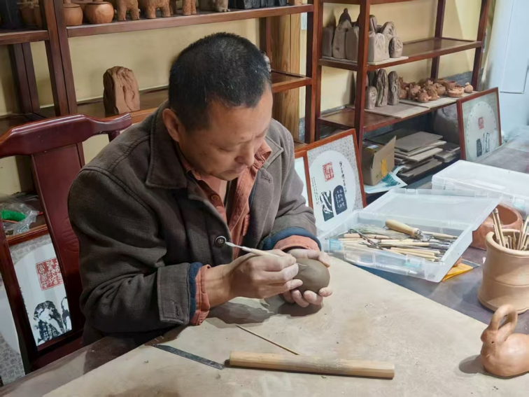 秦岭笑谈【以青春匠心唤醒澄泥草编】曲阜师范大学 7月27日，为探寻澄泥草编文化背