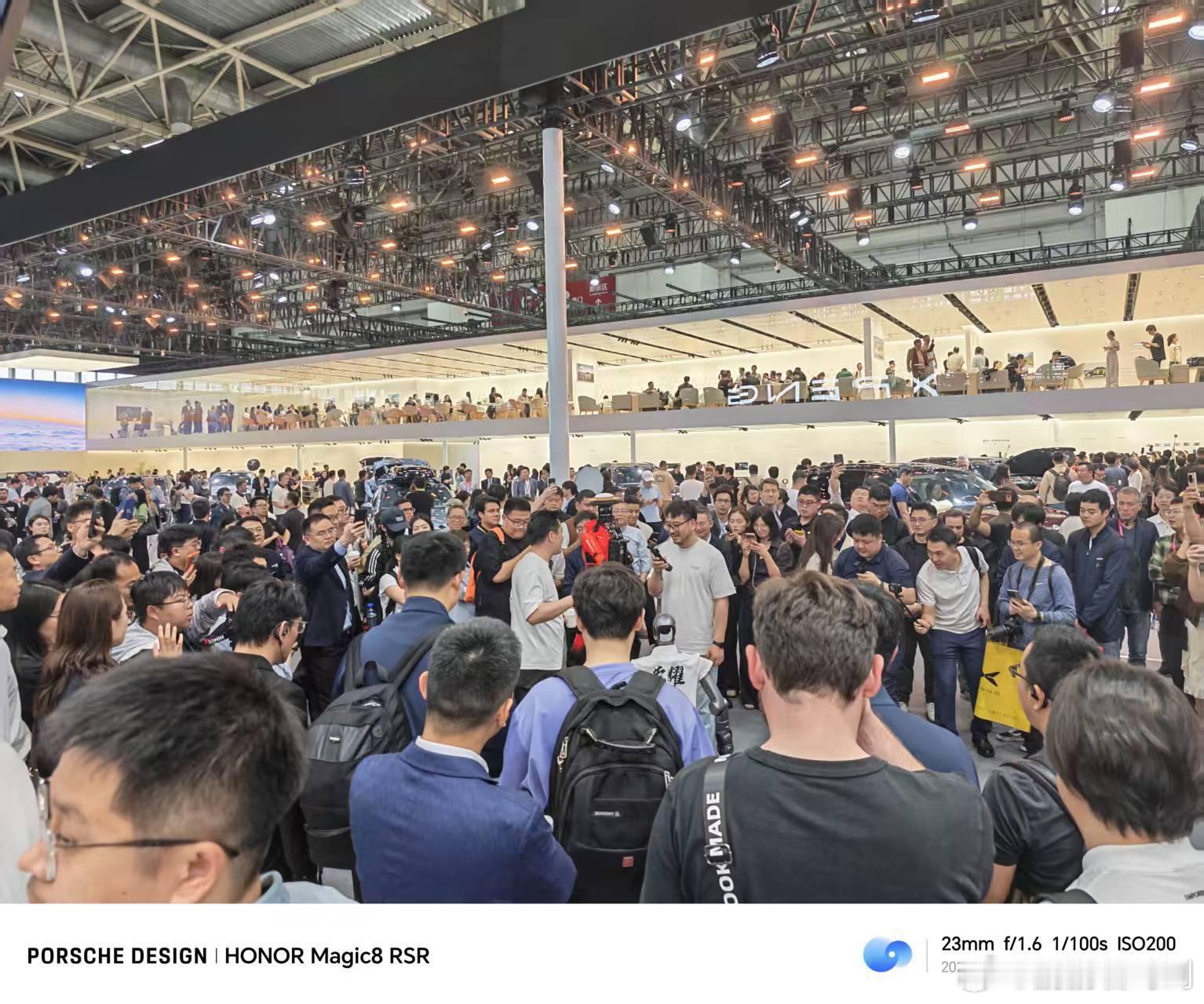 荣耀机器人跑完马拉松又来当车模荣耀的闪电机器人这两天是真的火了啊，刚参加完机器人