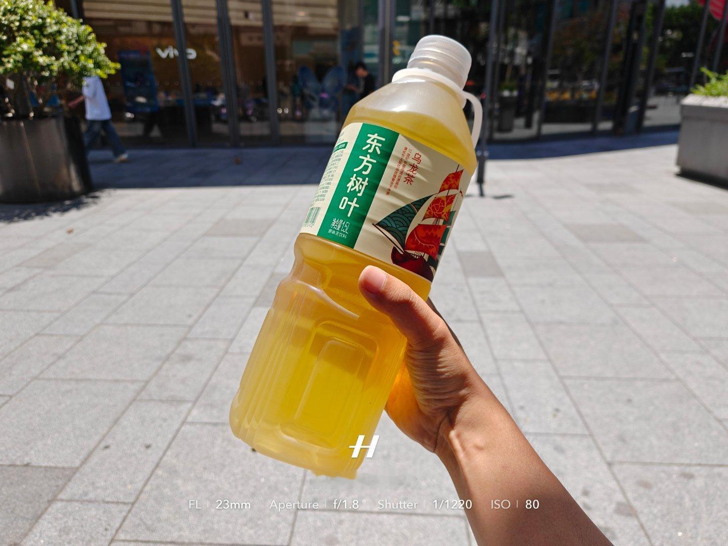 第一次买到1.5L的东方树叶，才9块9，感觉好划算啊[挖鼻] ​​​