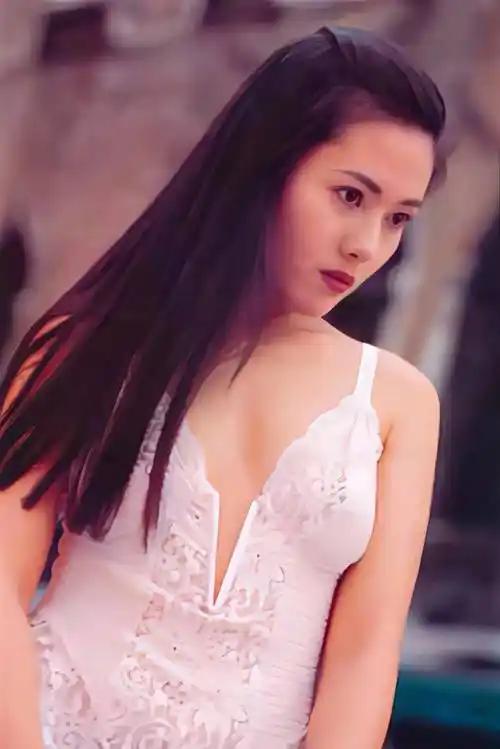 李丽珍

15岁的李丽珍被星探发掘，参演《开心鬼》系列，成了许多人的青春“初恋”