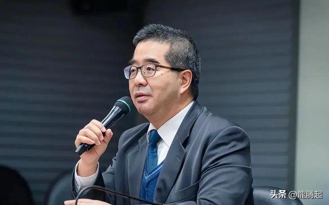 看到一个帖子，台湾馆长说:“国民党打内战，输给了共产党，被赶到台湾来，在岛内又被