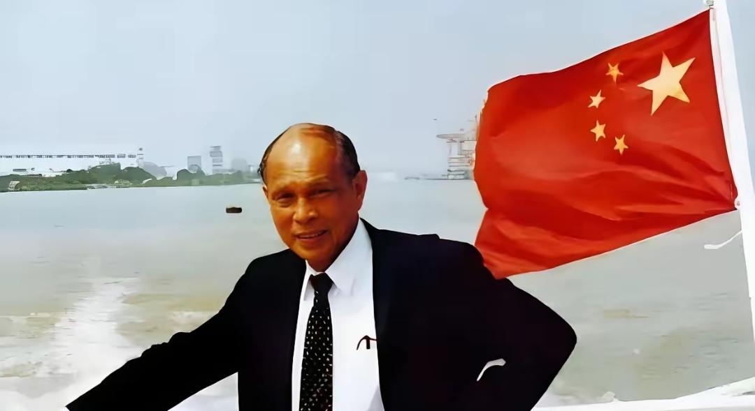 1950年，霍英东被海盗用枪顶着脑袋，满船人都以为他活不成了——他只说了一句话，