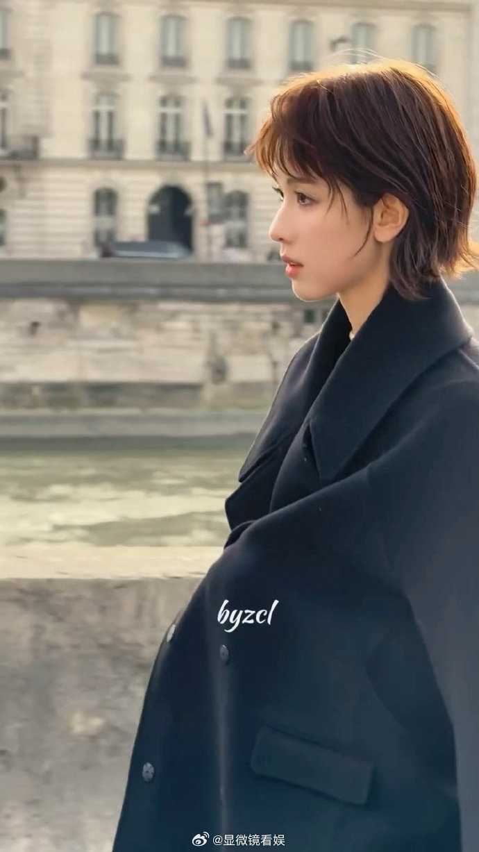 短发的陈都灵 陈都灵这次短发造型真的把“氛围感”拿捏死了！从以前的校服初恋脸，到