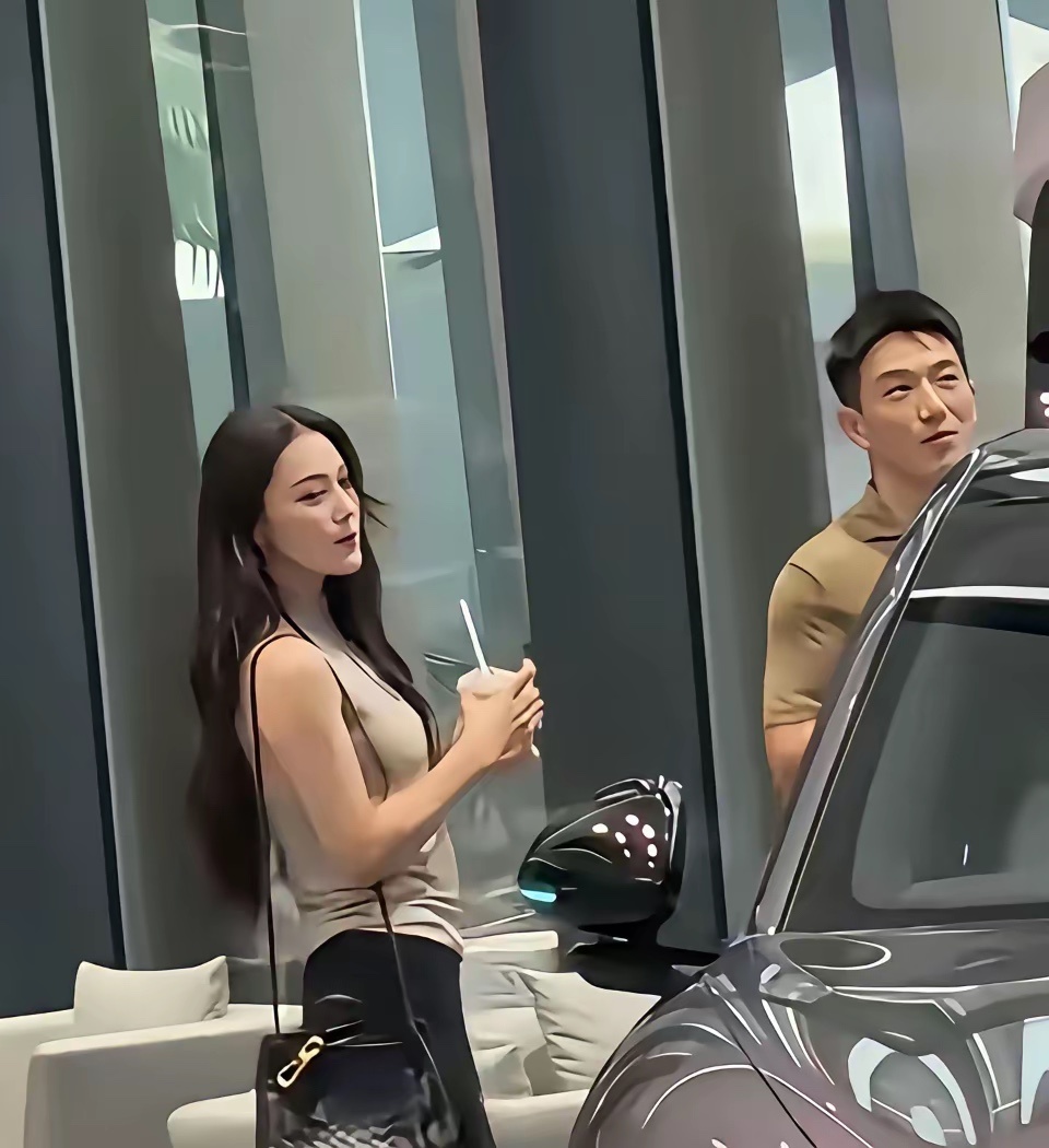 用自己赚的钱给老婆买车了何捷带张馨予在4S看车买车了，选中的是一辆价值12万的灰