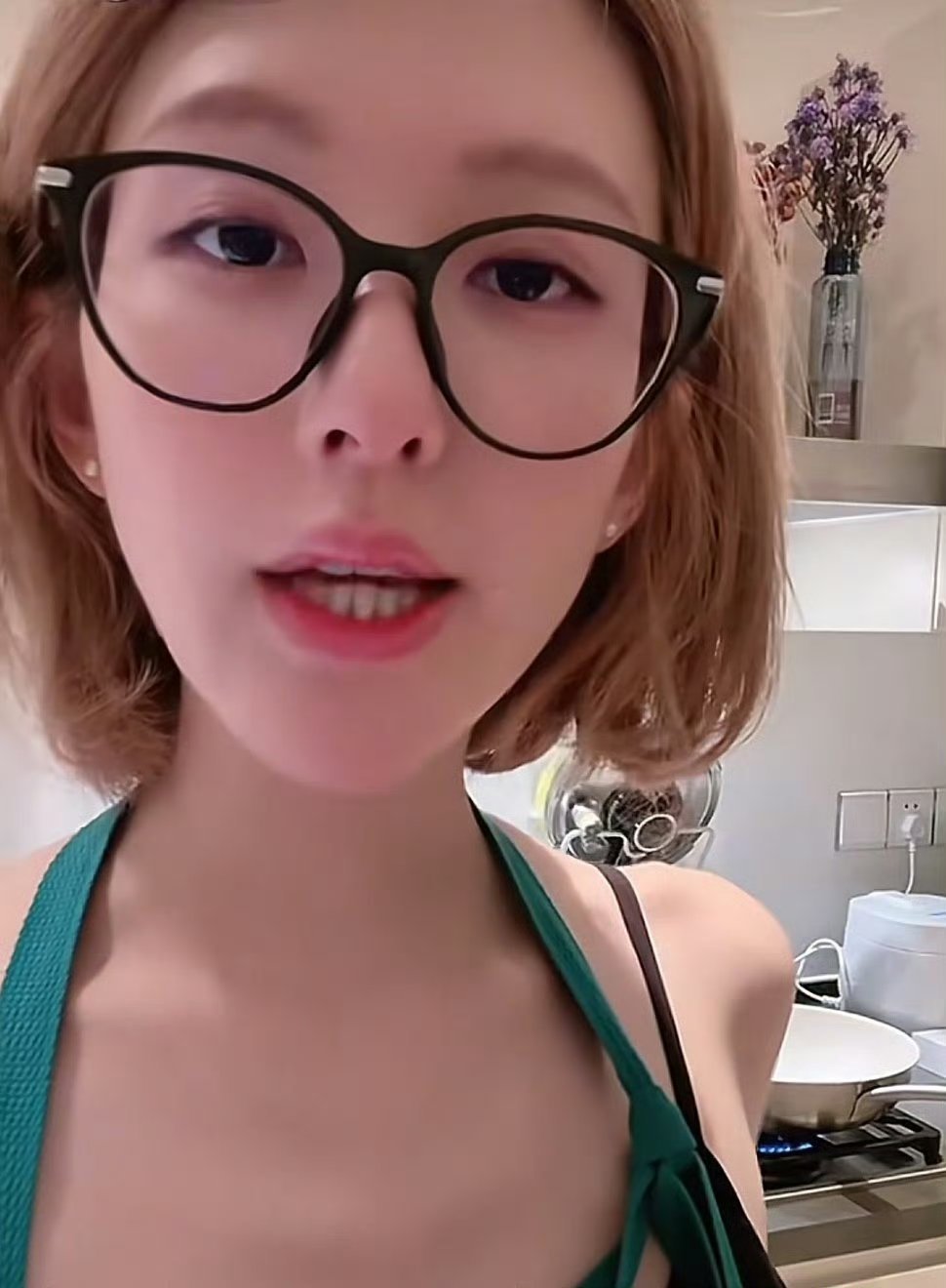 赵露思直播喊话银河酷娱赵露思怎么天天喊话，有什么问题走法律途径啊，难道还想让粉丝