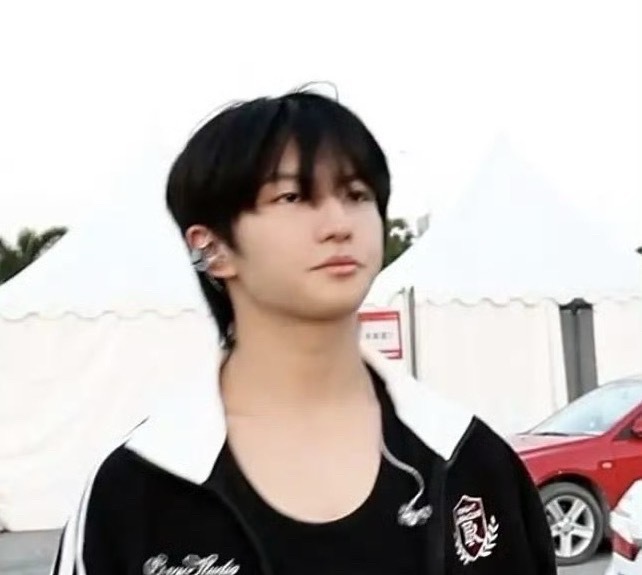 天天说小杰胖胖胖，他胖哪里了？你眼睛不用就扣掉，大好的日子你找不痛快，众人皆醉你