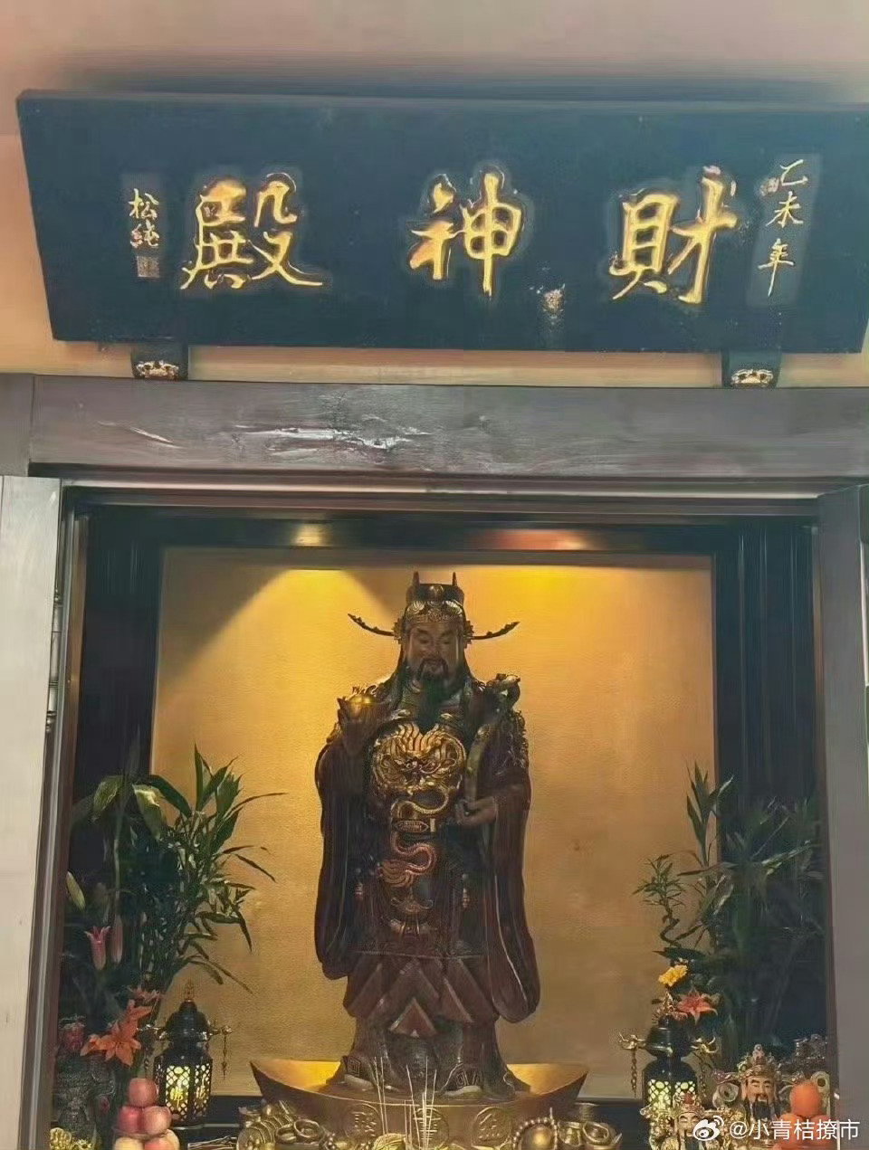 早上好，今天是七月，刷到财神爷的留下一朵玫瑰🌹，接下来会财运滚滚，票票涨停。来