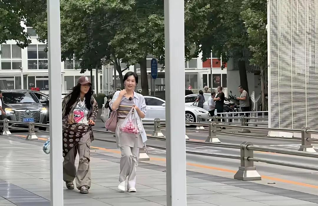现在是不是都很实行这种屁帘？
我看很多年轻小孩儿也都是这种穿搭式样。
陈数那英，