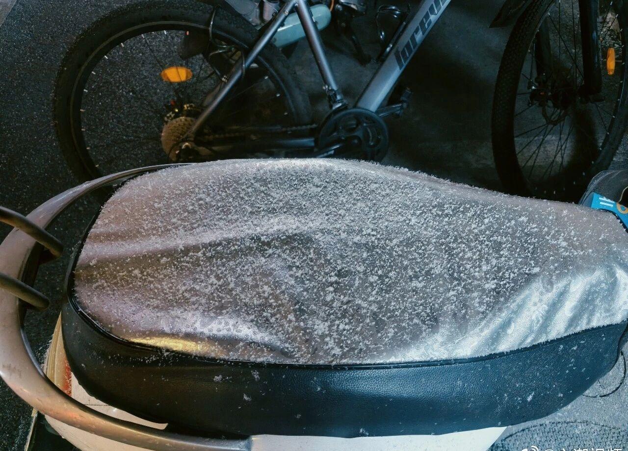 【南京此刻正在下雪，你看到了吗？】江苏大雪纷飞据南京人朋友圈最新消息：此刻，南京