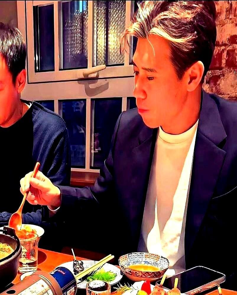 有人说，朋友圈刷点赞、发“加油”消息能表示关心，却没办法代替真正的陪伴。

辛柏