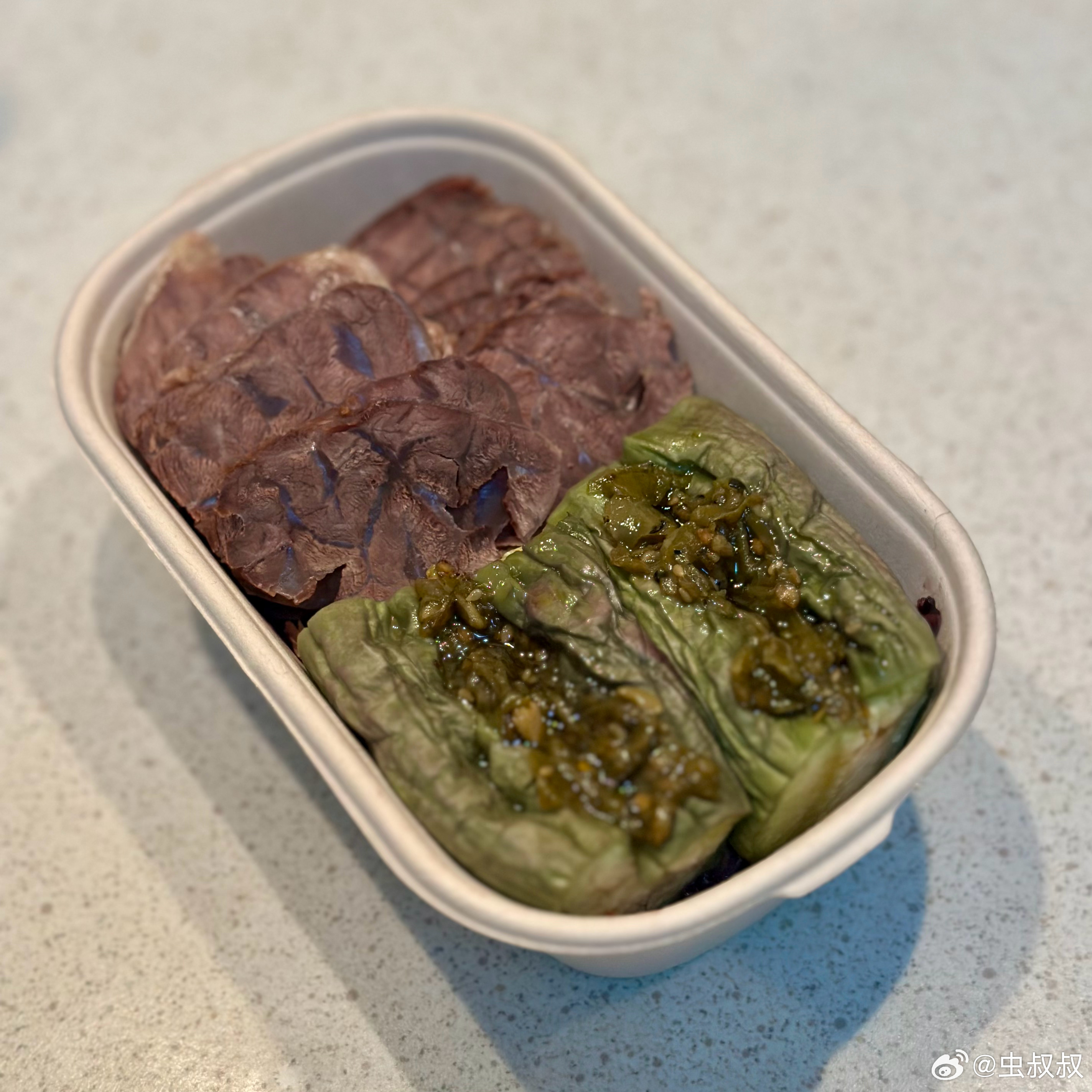 午饭准备好了。底下有杂粮饭，上面是清炖牛腱和烧椒茄子。 