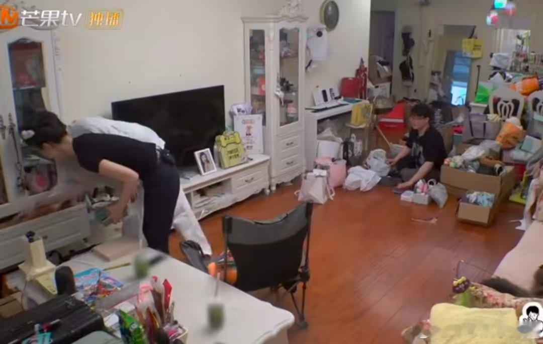 井胧打扫到了管乐的前任 不是吧不是吧！井胧帮管乐打扫房子，居然能打扫到前任？这剧