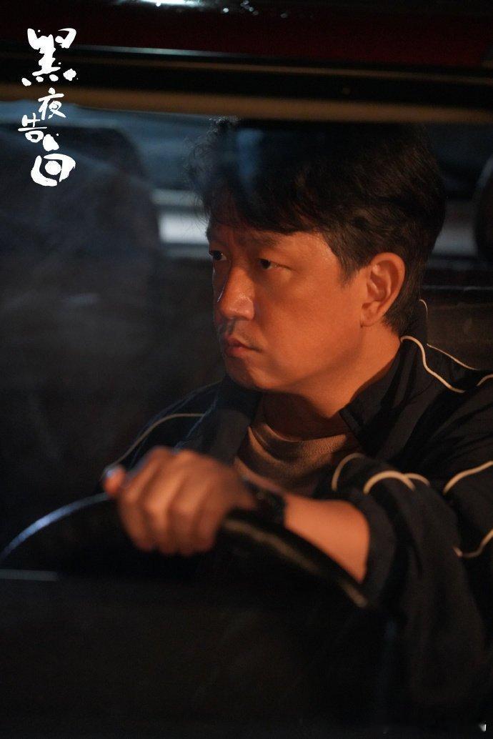 潘粤明字面意义上的灰头土脸了这画面冲击力太强，车吃土就算了，连人都不放过，这剧情