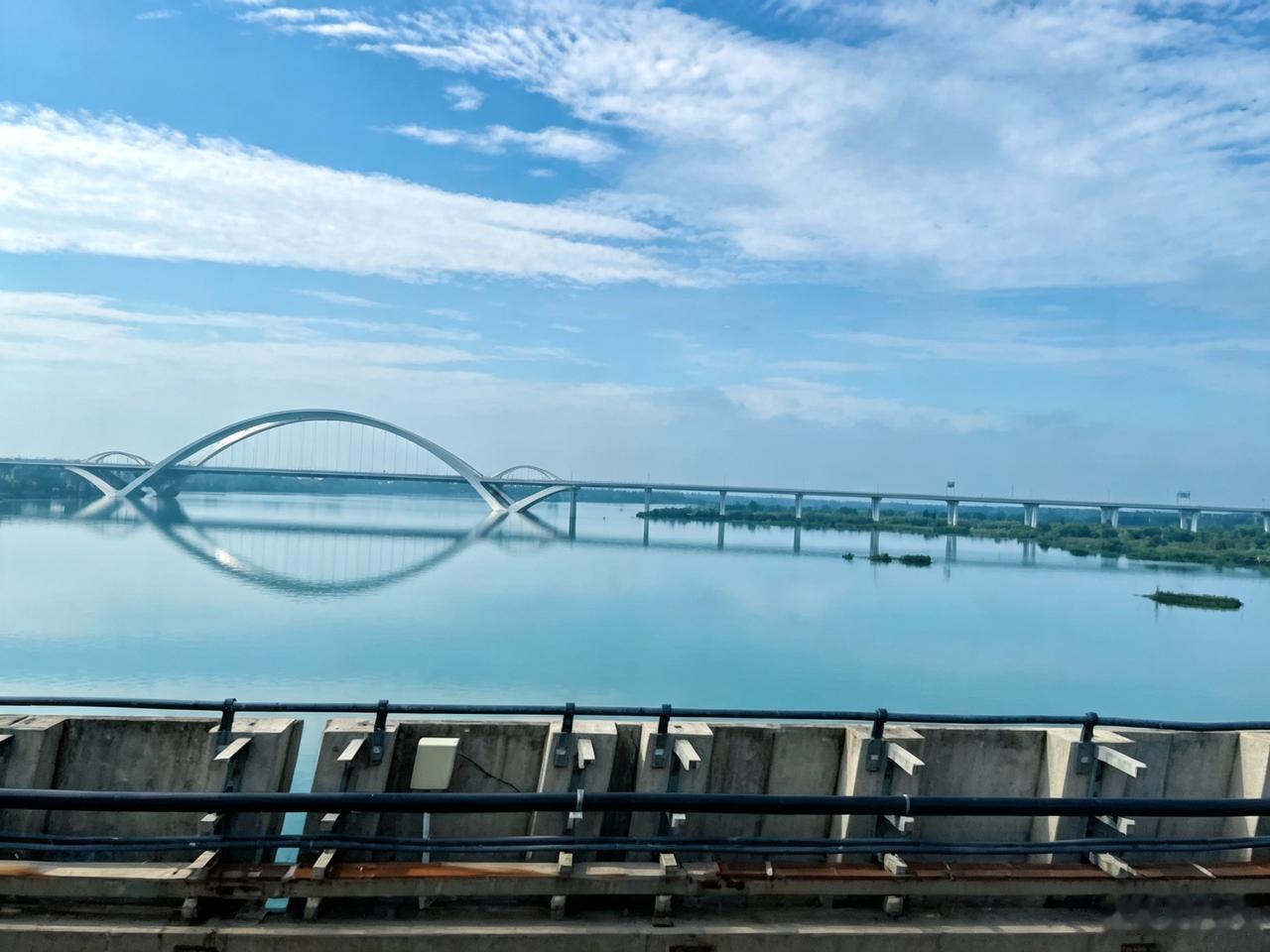 参加周六绿家园活动
早晨坐地铁9号线倒房山线到篱笆房站集合，40多分钟到达。
房