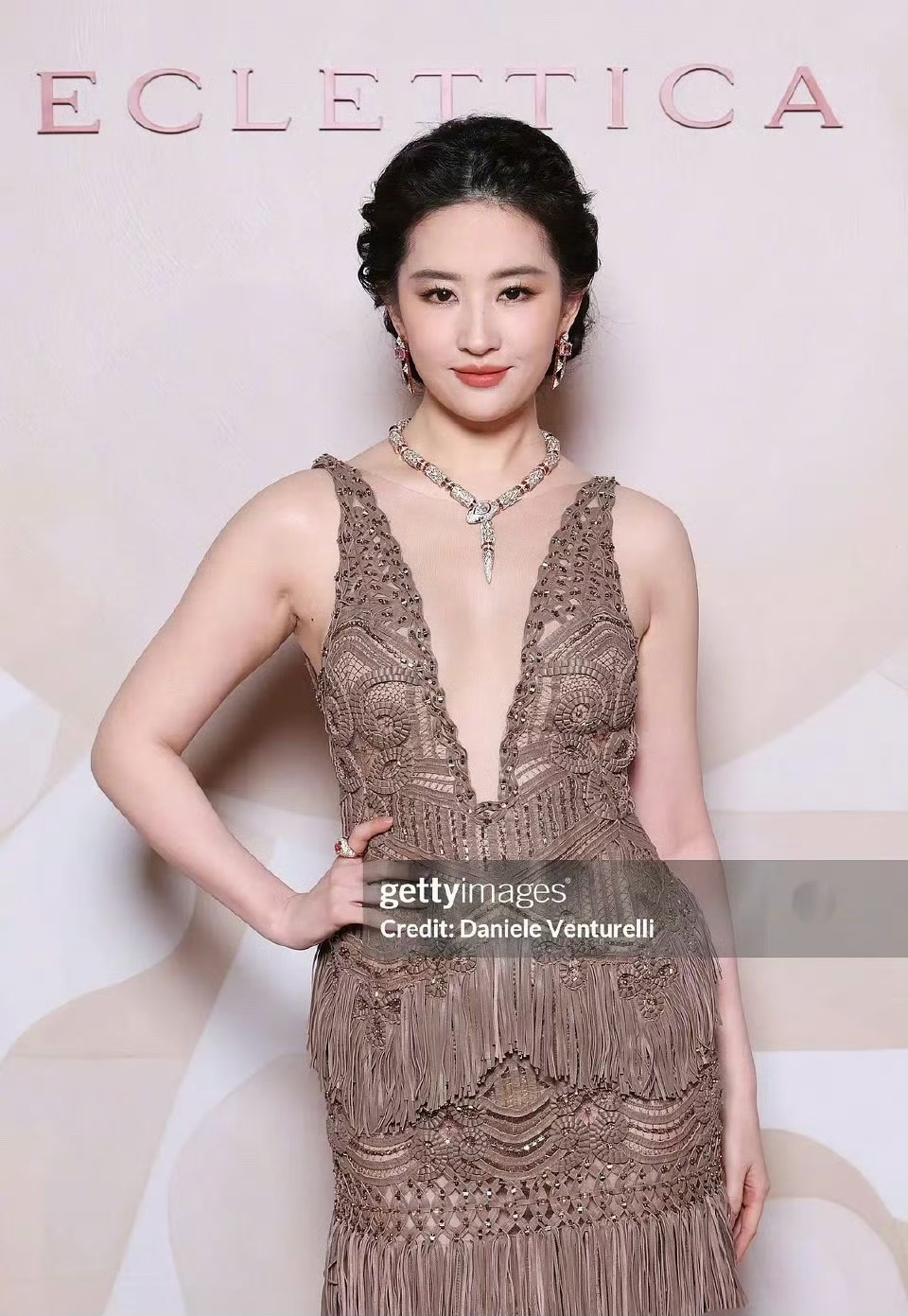 刘亦菲流苏深V，刘亦菲这生图什么水平？