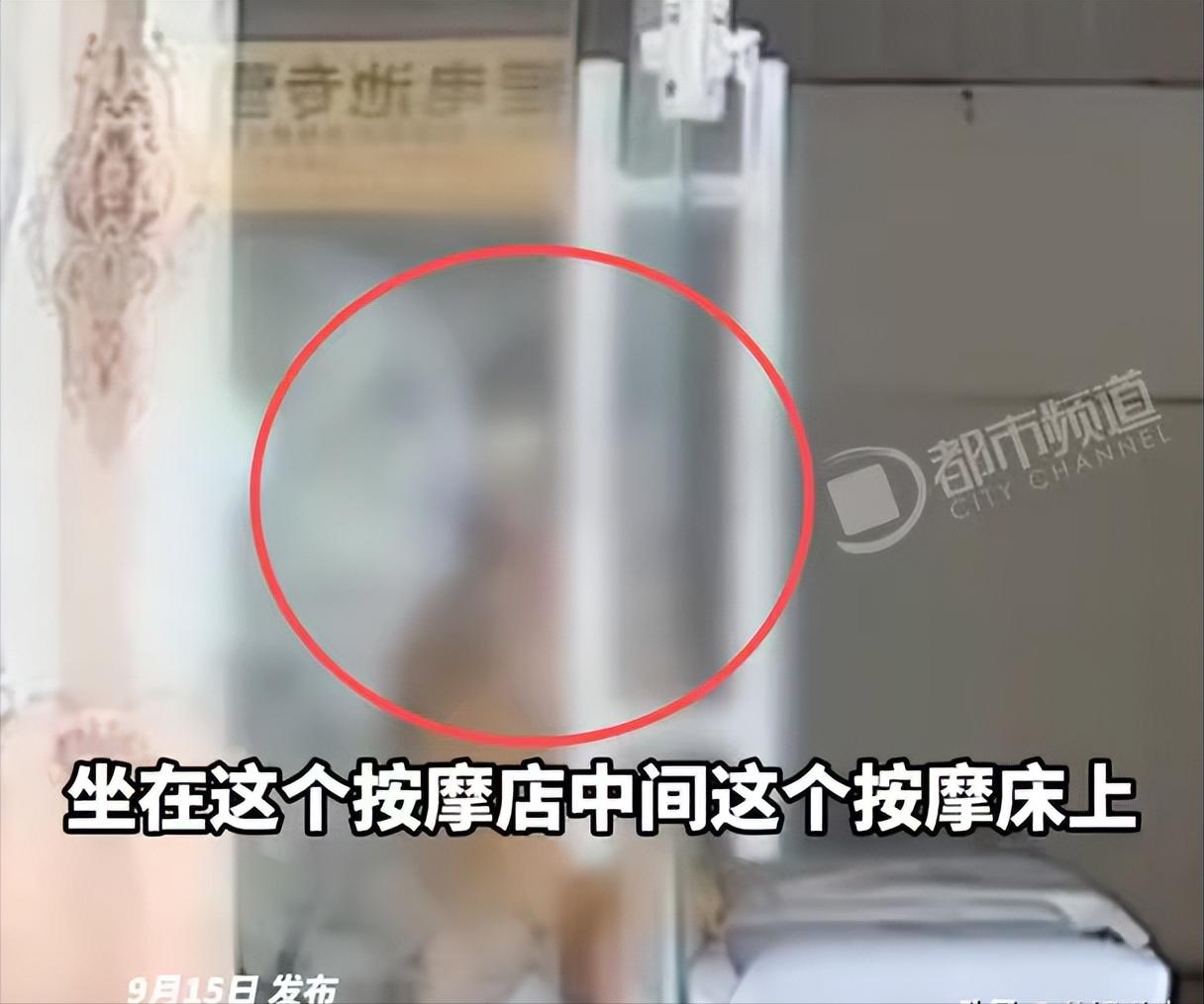 四川遂宁，有一家怪异的按摩店，门口坐着穿着较为暴露的女店员，每天出现的女店员还会