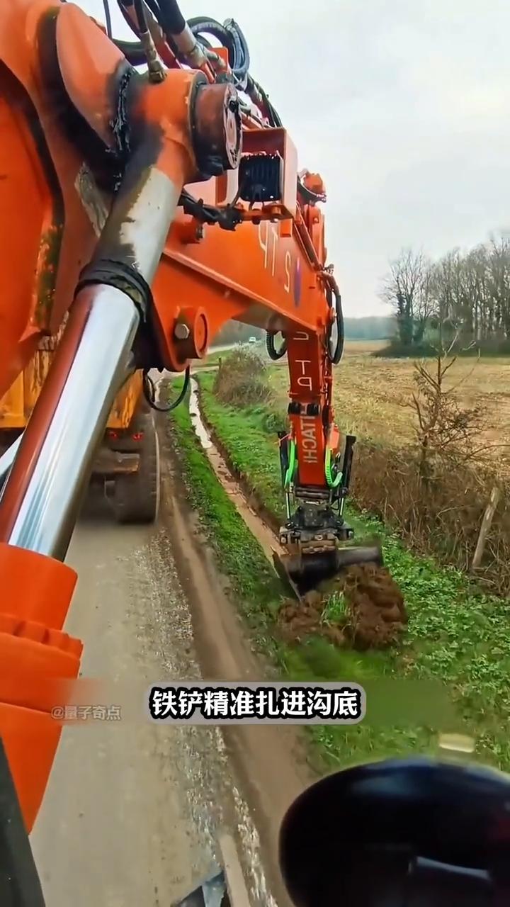 你有没有见过挖掘机和翻斗车在路上边走边干活的？这可不是为了耍帅，而是清理路边的水
