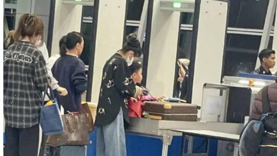 网友国外偶遇佟丽娅带娃，9岁朵朵超可爱