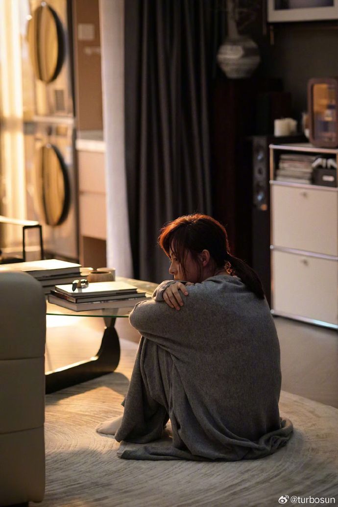 谁来救救颜聆孙俪鼓励颜聆 谁来救救颜聆！！看她躲在角落崩溃发抖、拍门求救无助到极