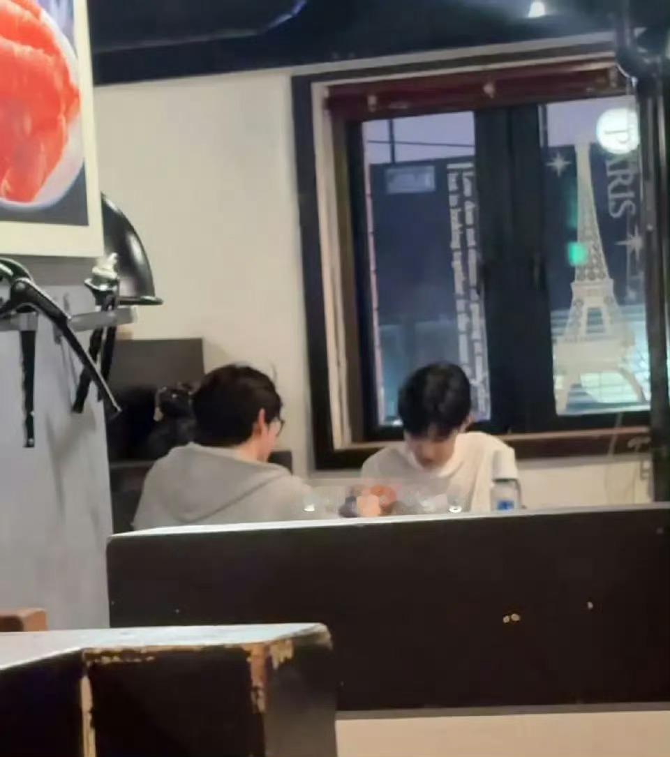 偶遇章昊成韩彬一起吃饭 