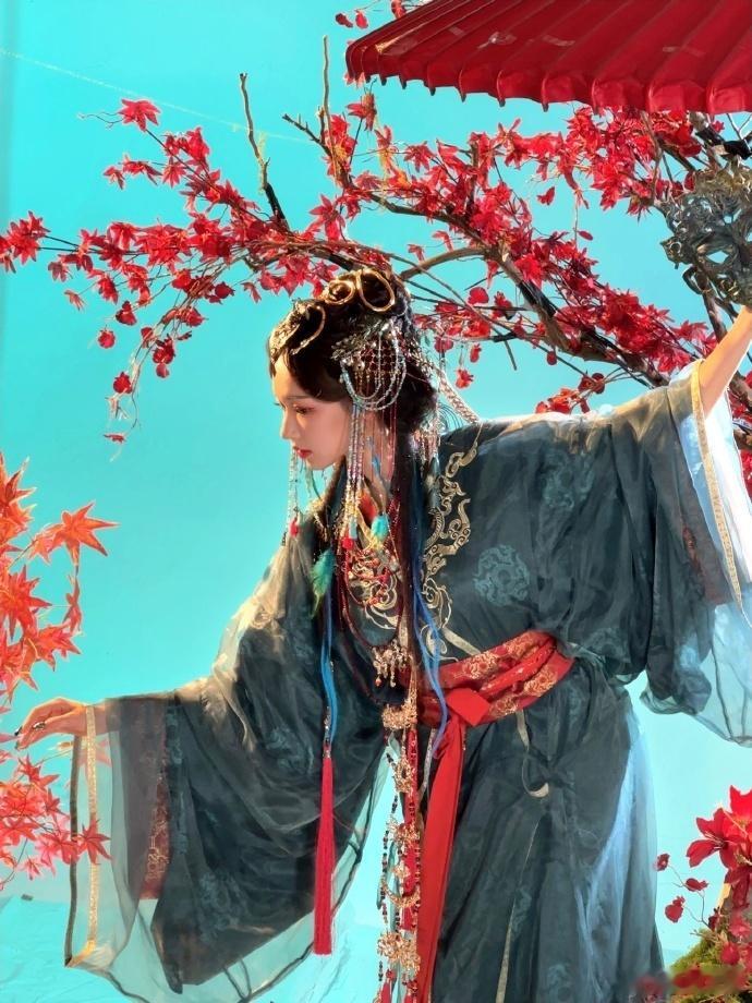 程潇这波是美女与蛇 家人们速速围观程潇蛇年大片！美女和真蛇同框，程潇不仅不害怕，