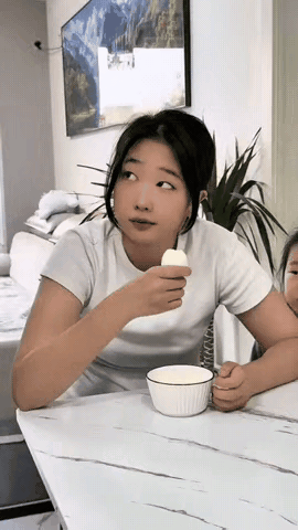 笑死了！辽宁一姑娘早上吃早餐，拿着完整鸡蛋准备一口闷，当场被妈妈逮住一顿数落。妈