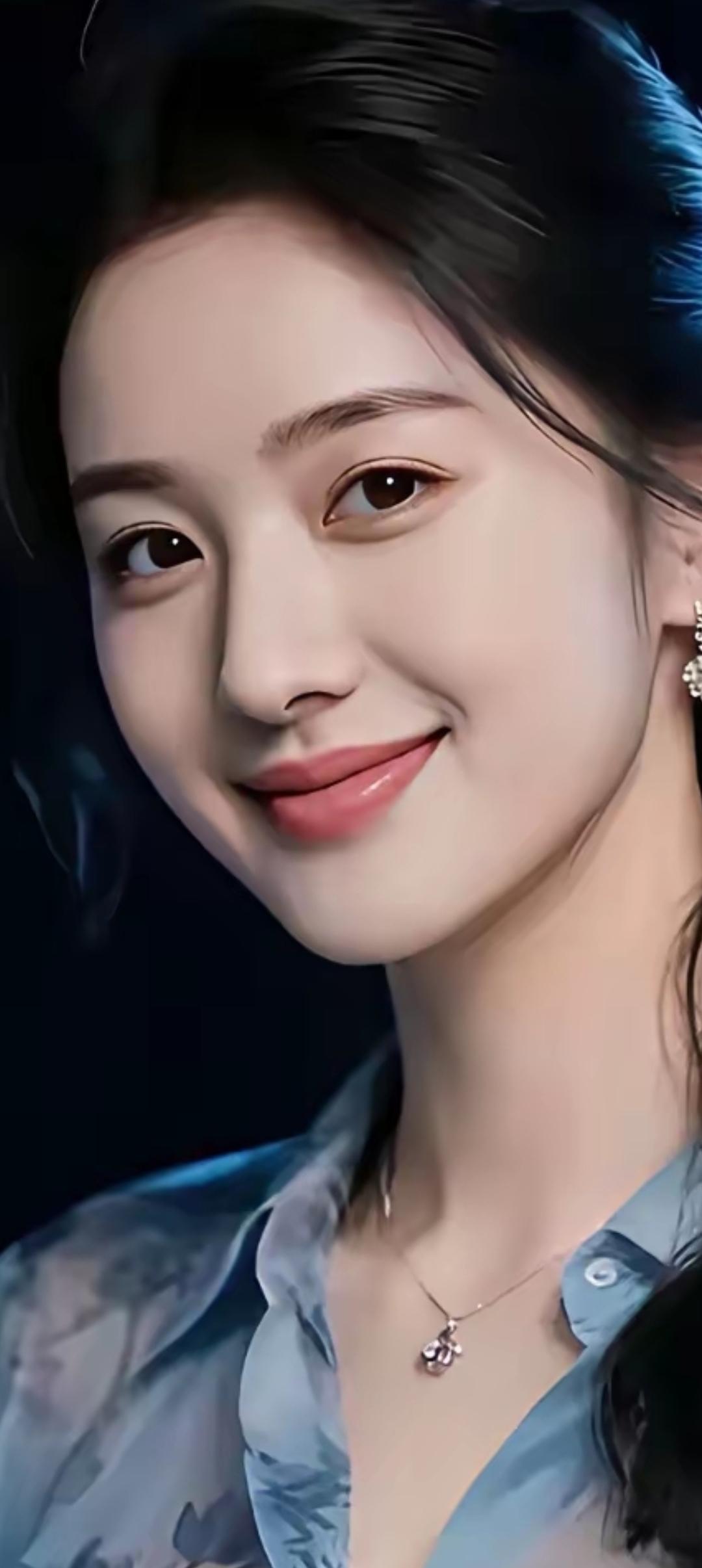 温柔微笑，如春风拂面，浅蓝色衬衫与耳环相得益彰，散发着优雅的魅力。