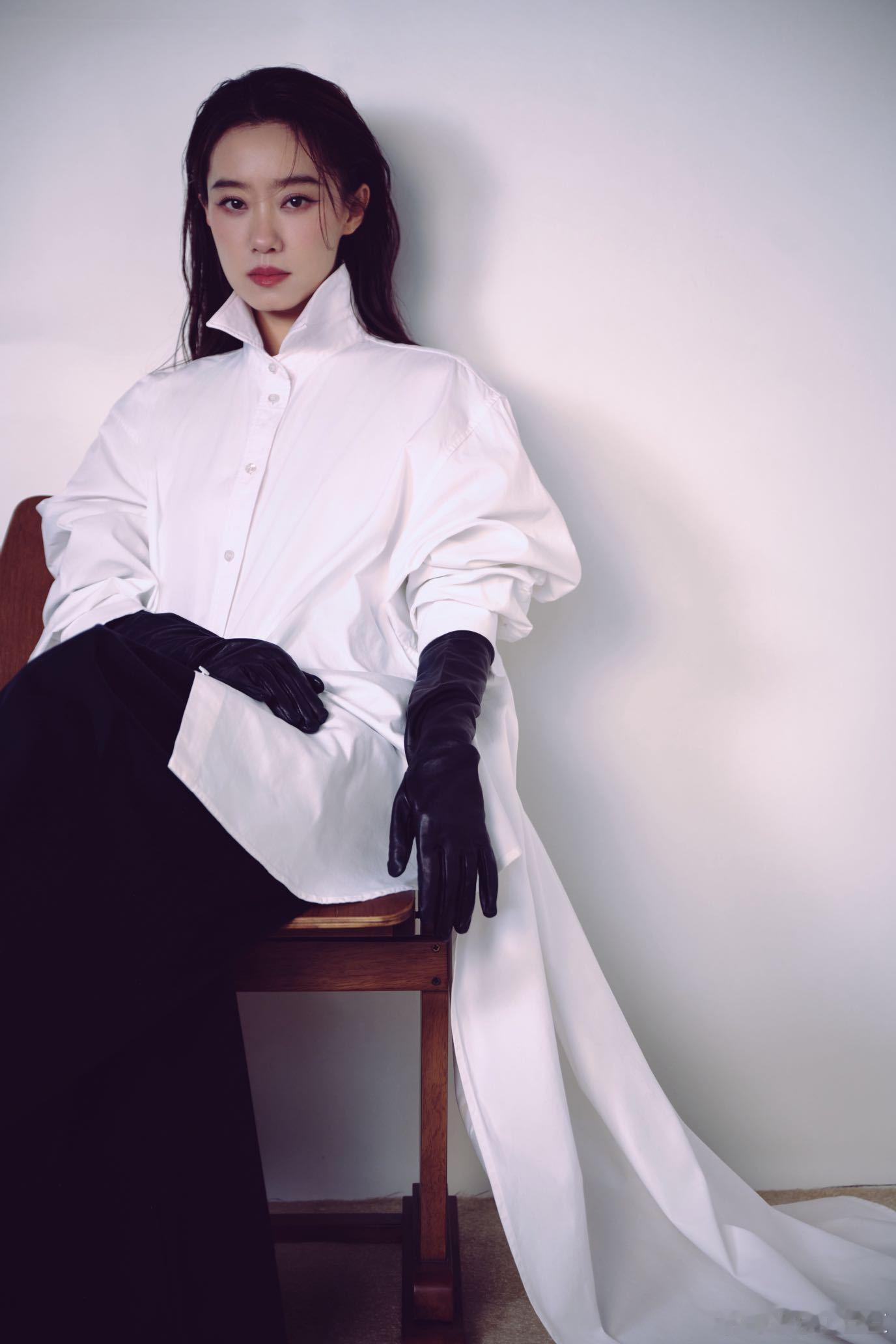 张小斐张译北影节压轴亮相张小斐白衬衫造型简直是统治区，背部拖尾设计高级感十足，搭