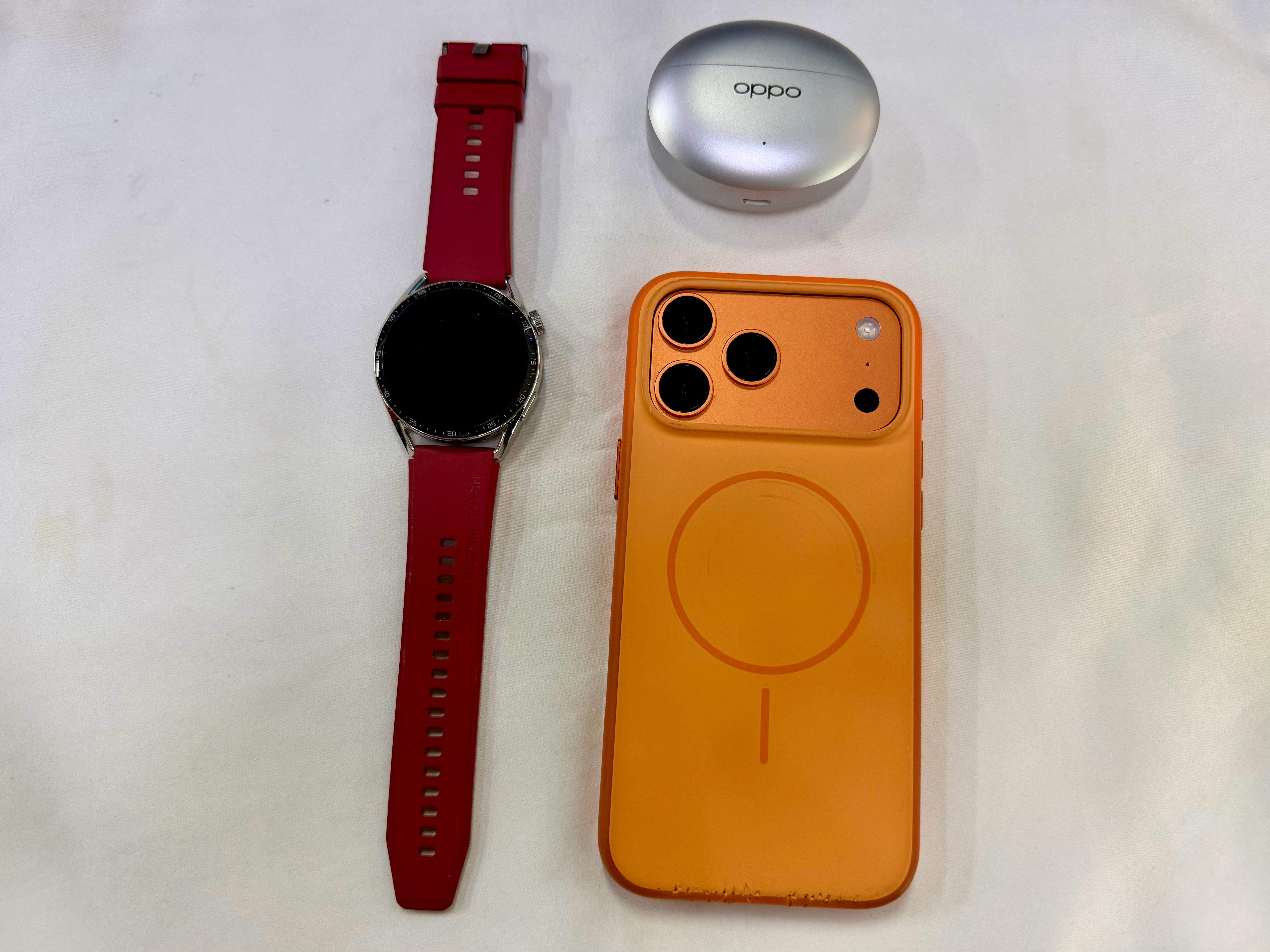 数码混搭，用苹果手机，并没有用苹果的耳机手表，却用的是OPPO 耳机、华为手表，