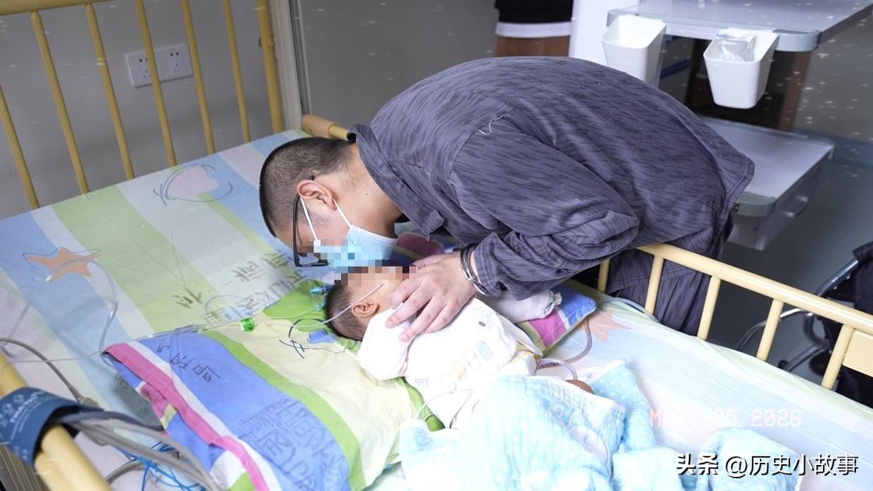 凌晨4点，浙江衢州，天还是黑的。
一辆警车从十里坪监狱开出来。车里坐着4个民警，