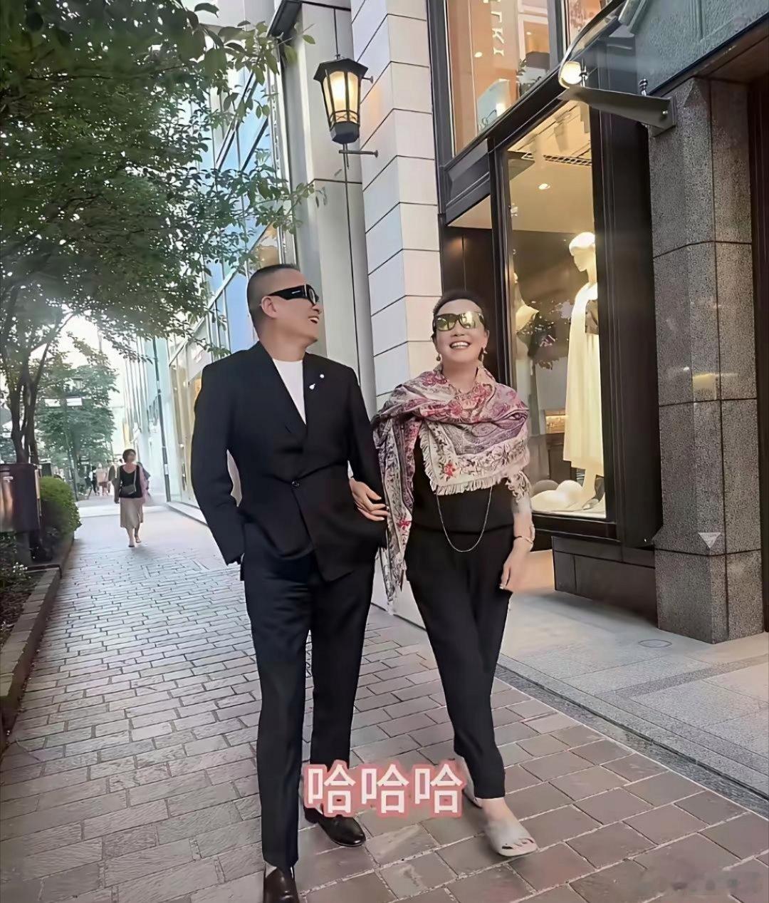 张兰恋情曝光！难怪马筱梅接棒，张兰现在已经真正走向办退休的老年生活，有网友在威尼