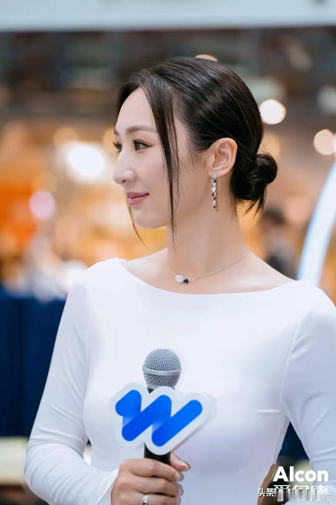 高海宁今日广州出席活动，穿白色露背连衣裙，又高又瘦美到发光 ​​​