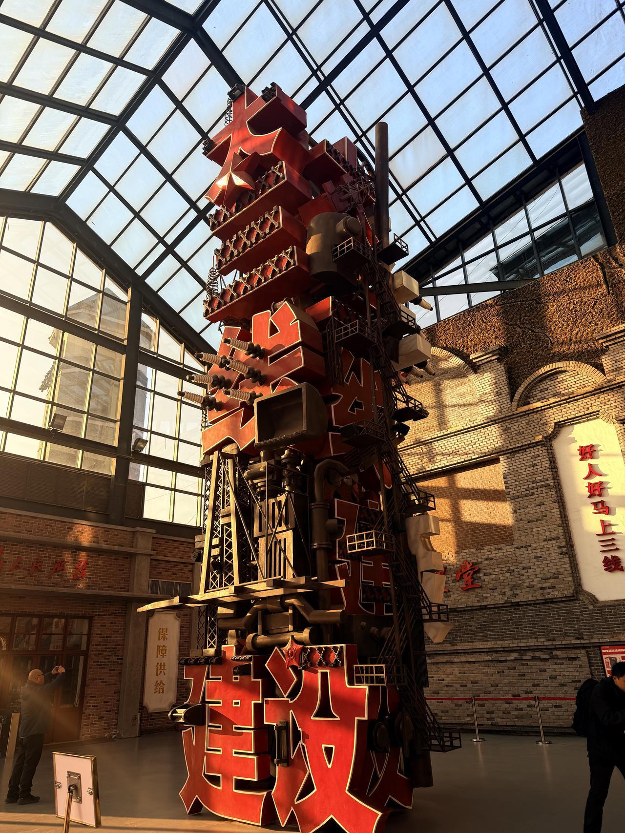 华罗庚：在梅花山隧道点燃数学之光

1965年的云贵高原，寒风裹着碎石掠过乌蒙山