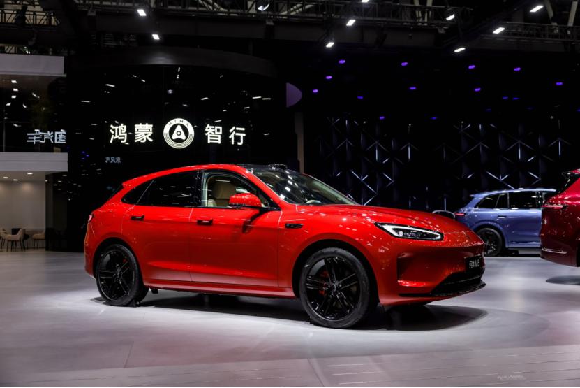 车展现场被围得水泄不通，这款车凭什么让年轻人排队体验？
2025广州车展现场，鸿