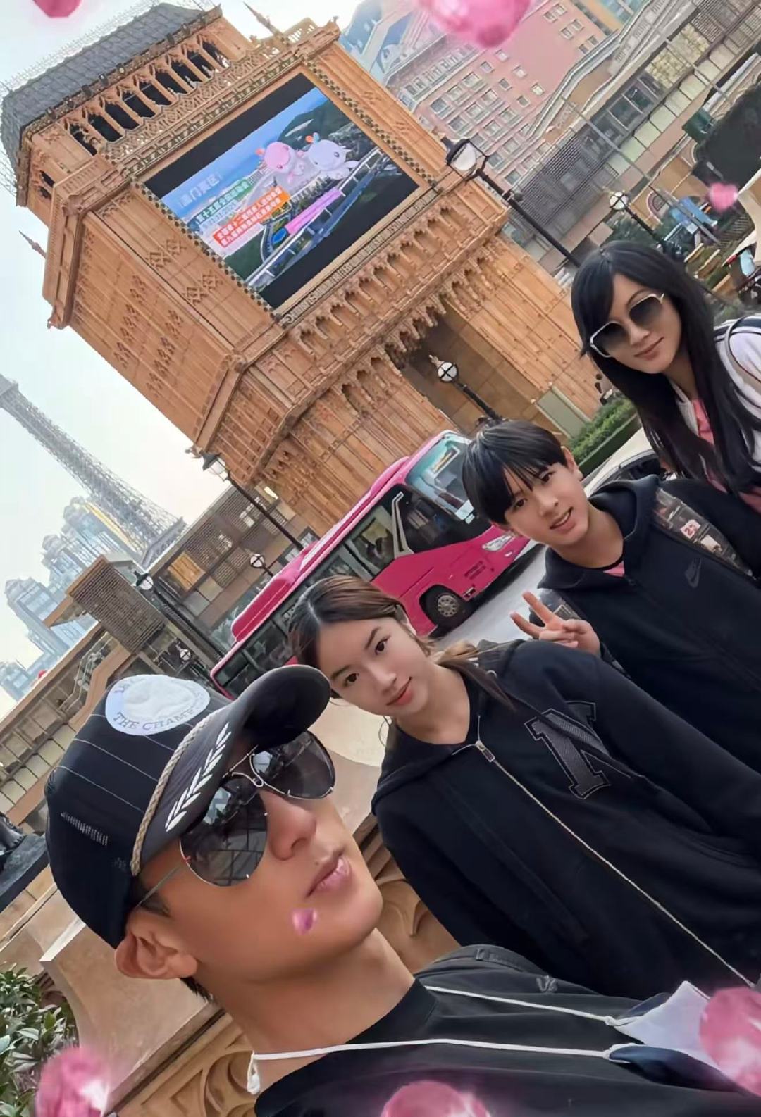 吴尊晒一家四口合照吴尊15岁女儿neinei身高 12月14日，在社交平台发布的