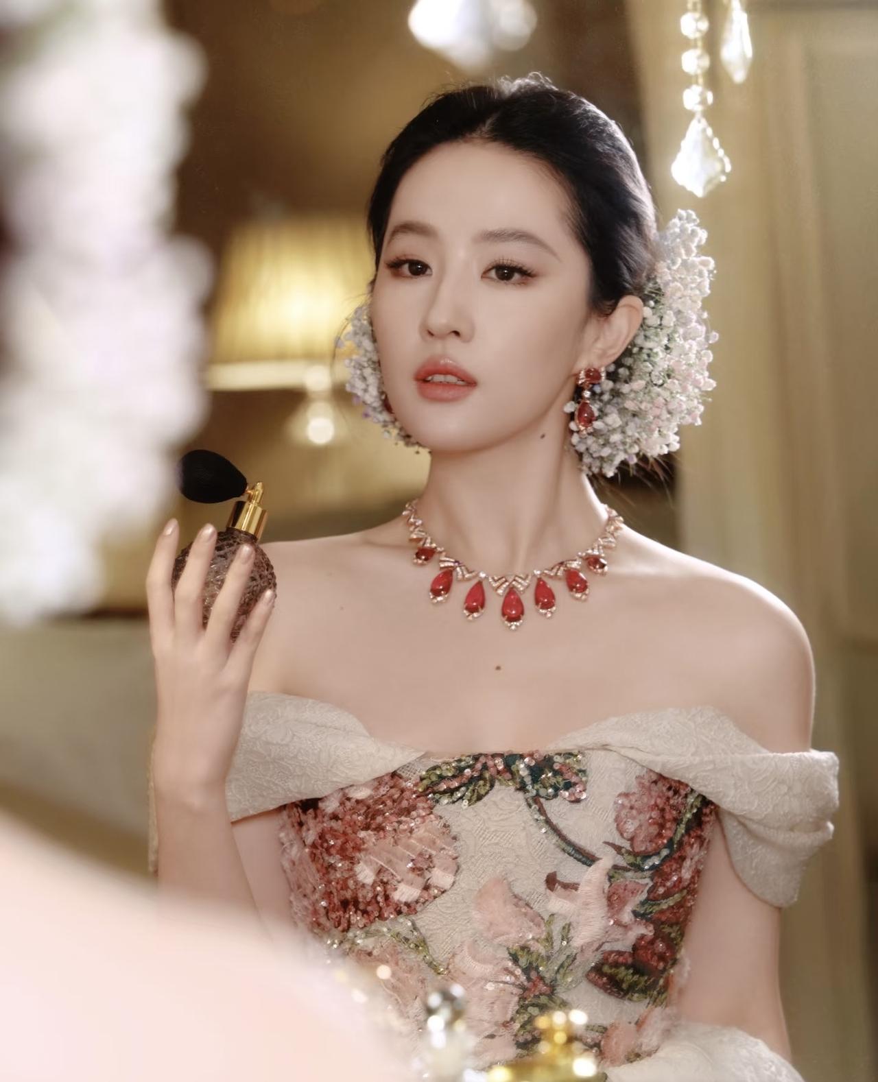 刘亦菲Vogue红毯再次压轴！

她身穿Elie Saab 2025秋冬高定礼服