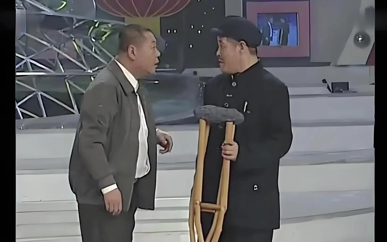 网友评历届春晚最好笑的十个小品：
1，1986年《羊肉串》，陈佩斯、朱时茂；
2